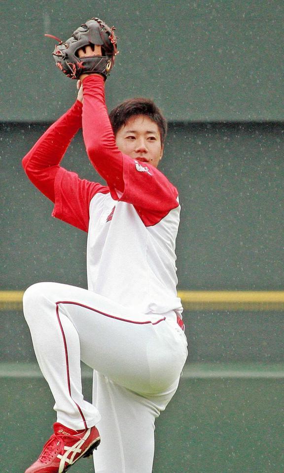 　先発へ向けて調整する山口