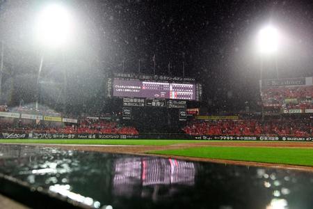 　７回裏途中で雨が激しくなり試合が中断し、そのまま降雨コールドとなった（撮影・飯室逸平）