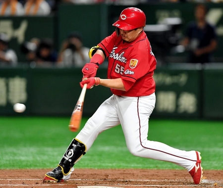 ２回、右越えに先制ソロを放つ広島・松山竜平＝東京ドーム（撮影・出月俊成）