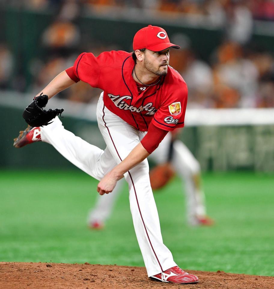 力投する広島先発のジョンソン＝東京ドーム（撮影・出月俊成）