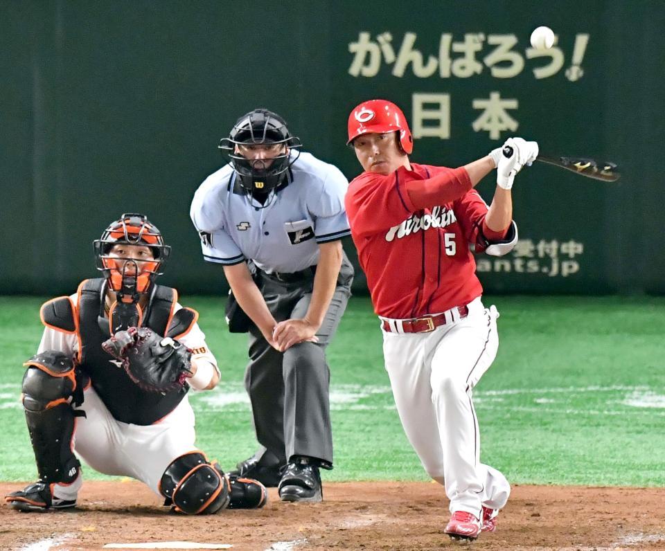 ８回、代打長野が三塁内野安打を放つ＝東京ドーム