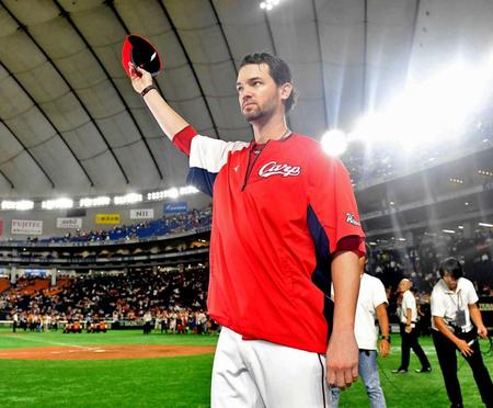 　今季９勝目を挙げ、ファンの声援に応えるジョンソン（撮影・出月俊成）