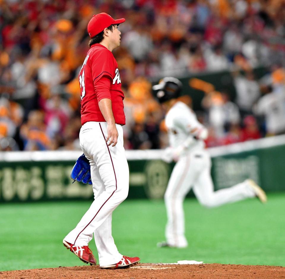 　５回、坂本勇（右）に逆転２ランを浴びた野村（撮影・出月俊成）