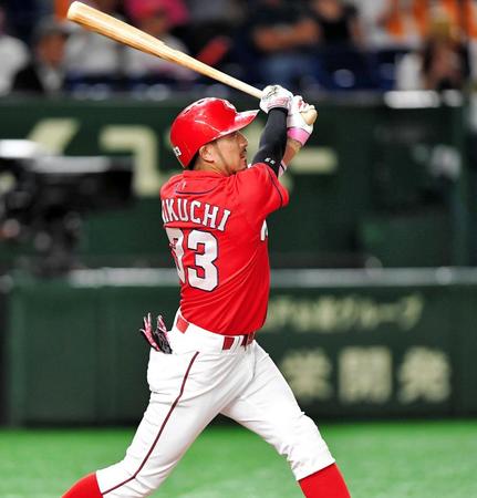 　１回、左中間に先制ソロを放つ菊池涼