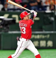 　１回、左中間に先制ソロを放つ菊池涼