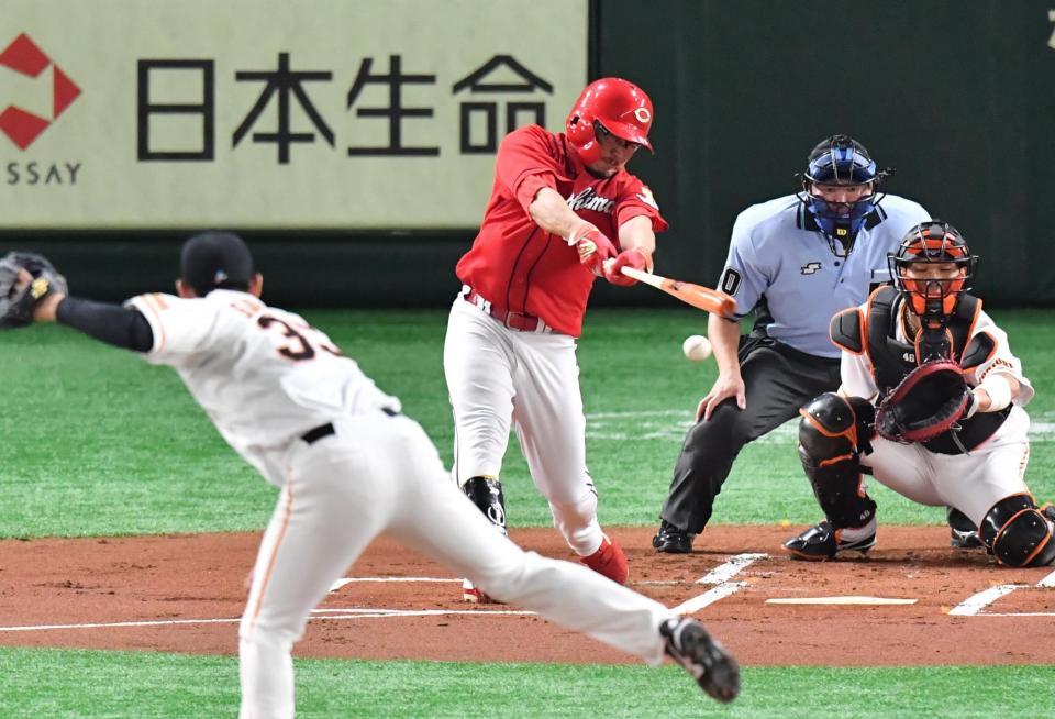 　１回、松山が中前に先制打を放つ