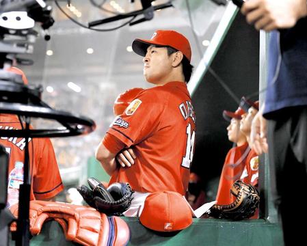 　ベンチから険しい表情で戦況を見つめる大瀬良（撮影・出月俊成）