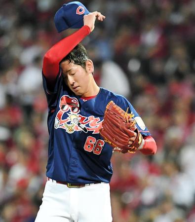 　８回、押し出し四球で勝ち越され、汗をぬぐう広島・遠藤淳志＝マツダスタジアム（撮影・飯室逸平）