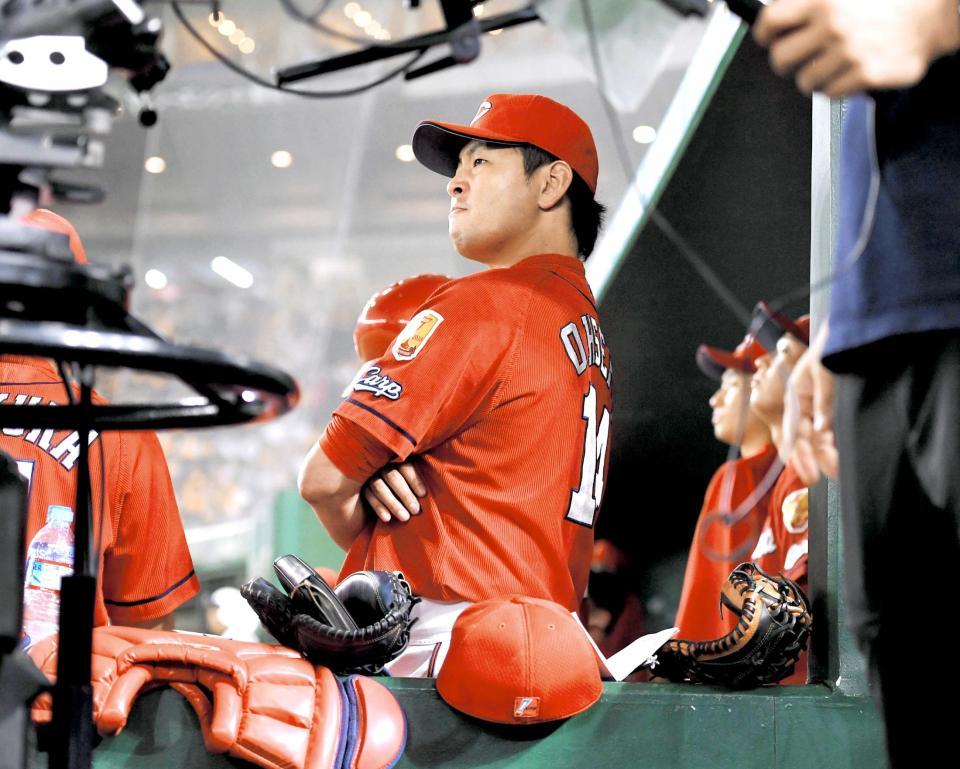 　ベンチから険しい表情で戦況を見つめる大瀬良（撮影・出月俊成）