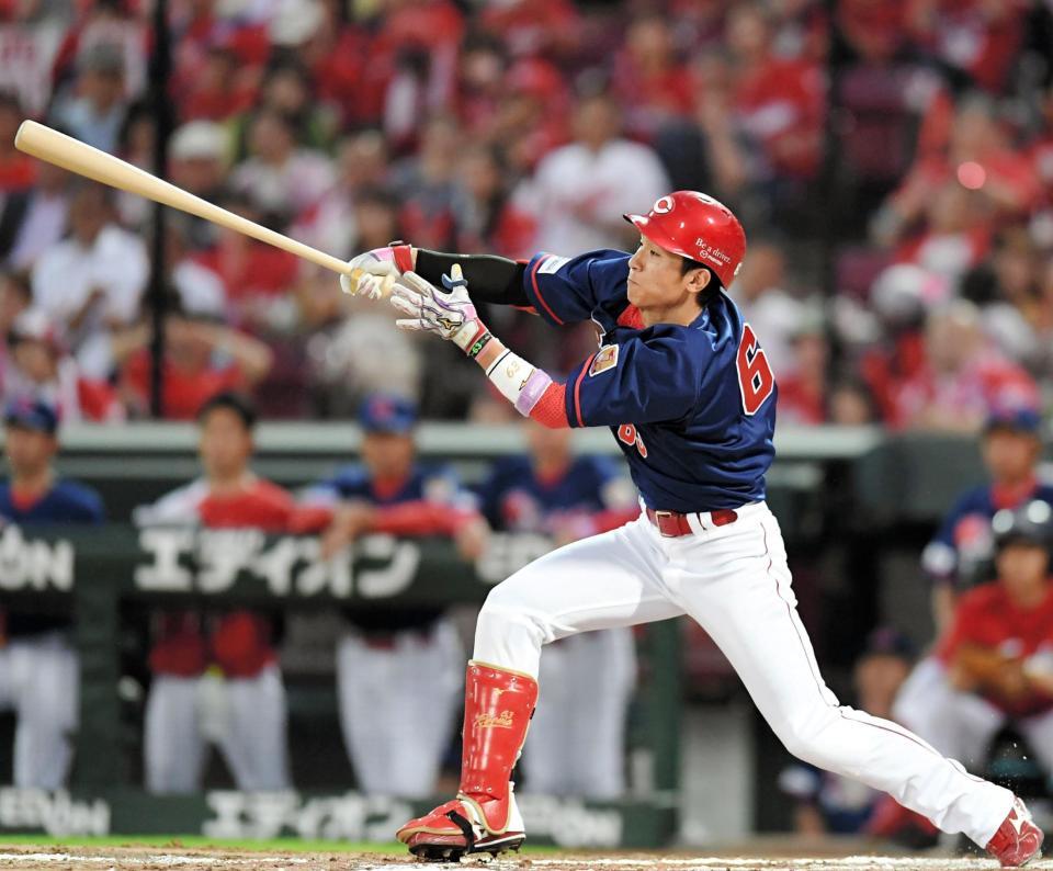 　２回、同点タイムリーを放つ広島・西川龍馬＝マツダスタジアム（撮影・飯室逸平）