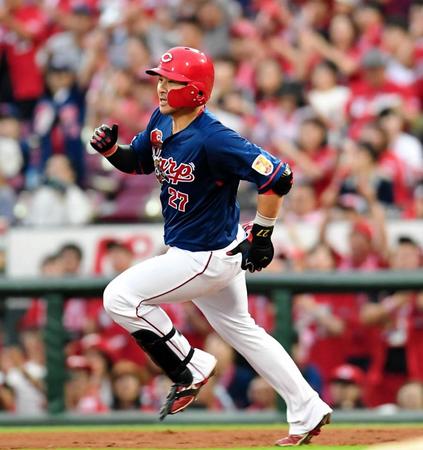 　１回、先制タイムリー二塁打を放ち二塁へ向かう広島・会沢翼＝マツダスタジアム（撮影・飯室逸平）