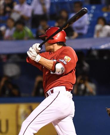 　１回、右越え適時二塁打を放った長野（撮影・園田高夫）