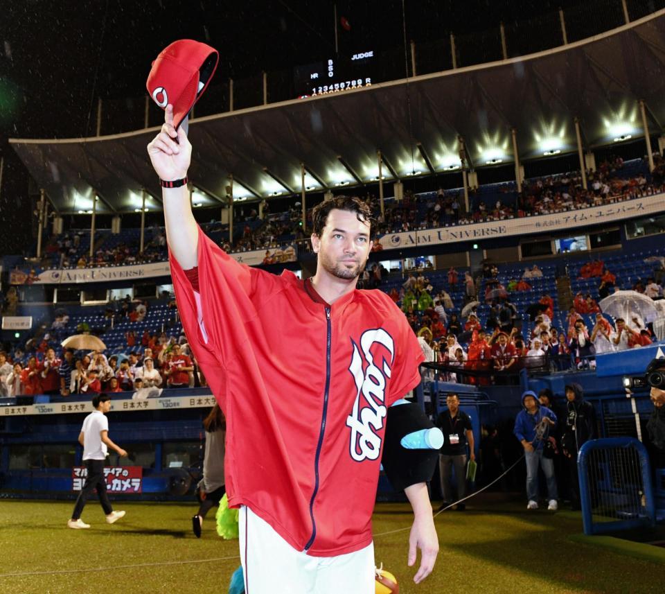 スタンドからの声援に帽子を上げる広島・ジョンソン＝神宮球場（撮影・棚橋慶太）