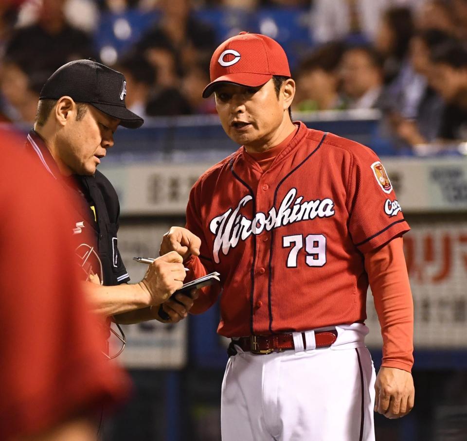 　６回、守備位置を変更する緒方監督（撮影・園田高夫）