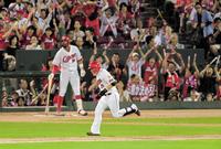 ３回、２点適時打を放ち、大歓声を浴びながら駆け出す広島・会沢翼＝マツダスタジアム（撮影・高部洋祐）