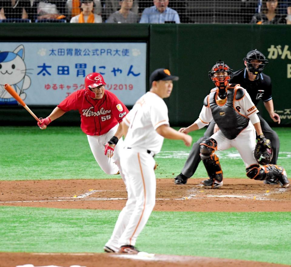 　４回、タイムリーを放つ松山（投手・山口）＝撮影・堀内翔