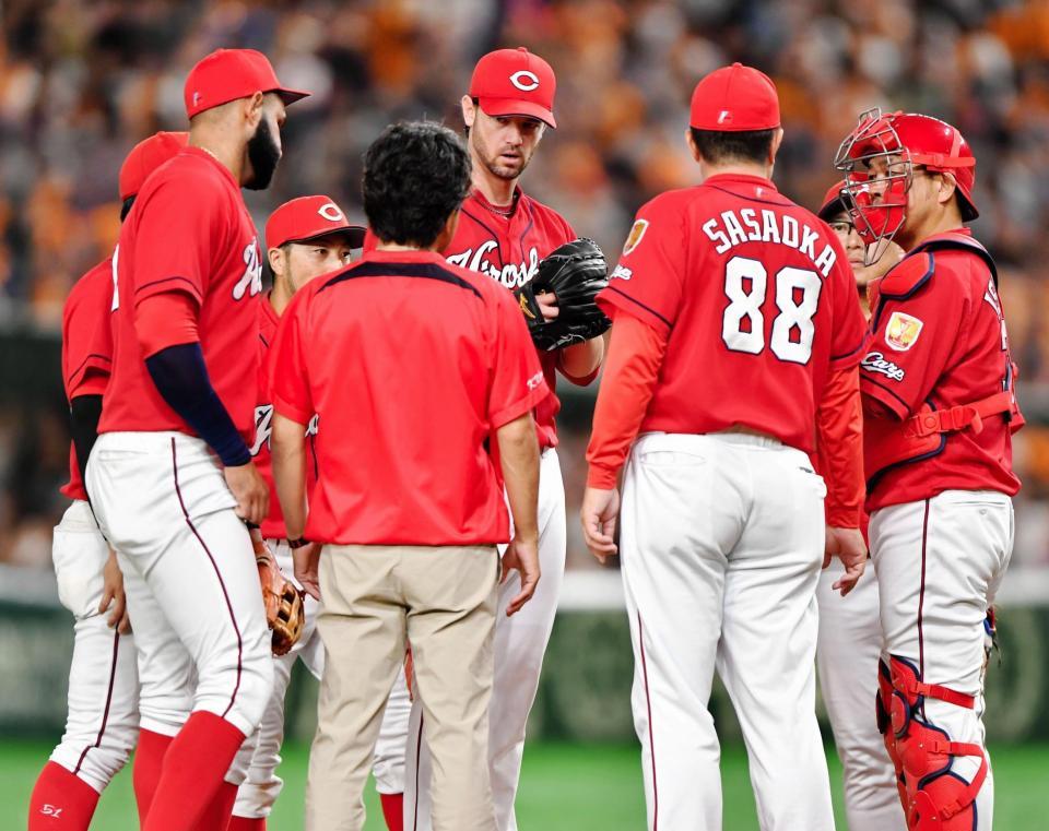 ５回、ピンチでクリス・ジョンソン（中央）の元へ集まる広島ナイン＝東京ドーム（撮影・西岡正）