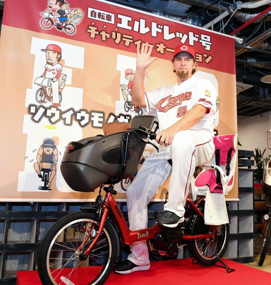 チャリティーオークションの「エルドレッド号」に乗るエルドレッド氏（撮影・飯室逸平）