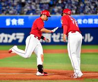 　３回、左中間ソロを放ち、ホームへ向かう鈴木（左）＝撮影・出月俊成