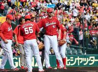 ６回、暴投で１点を献上しガックリするジョンソン（右）＝撮影・田中太一