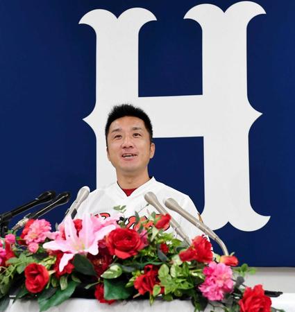 　引退会見する永川