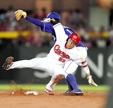 　３回、二盗を狙うもアウトとなる西川（撮影・飯室逸平）