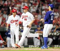 　５回、バッテリーエラーの間に生還する松山（中央）＝撮影・飯室逸平