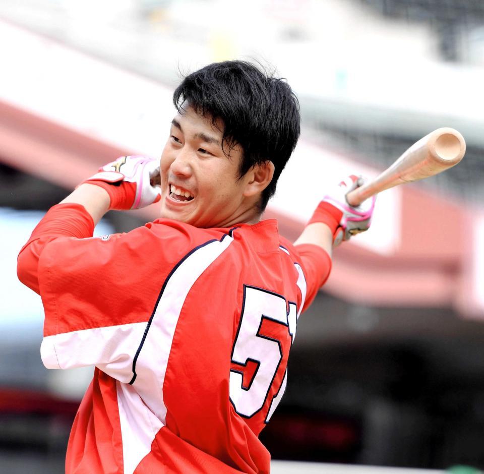 　必死の形相で打ち込む小園（撮影・飯室逸平）