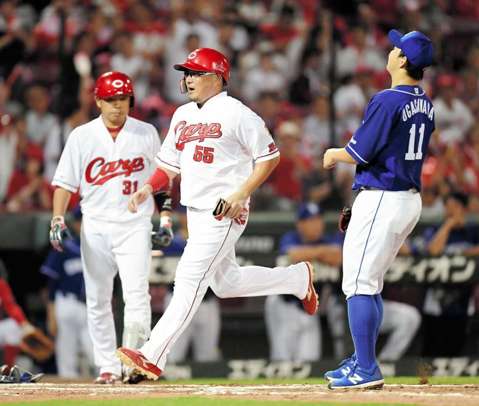 　５回、バッテリーエラーの間に生還する松山（中央）＝撮影・飯室逸平