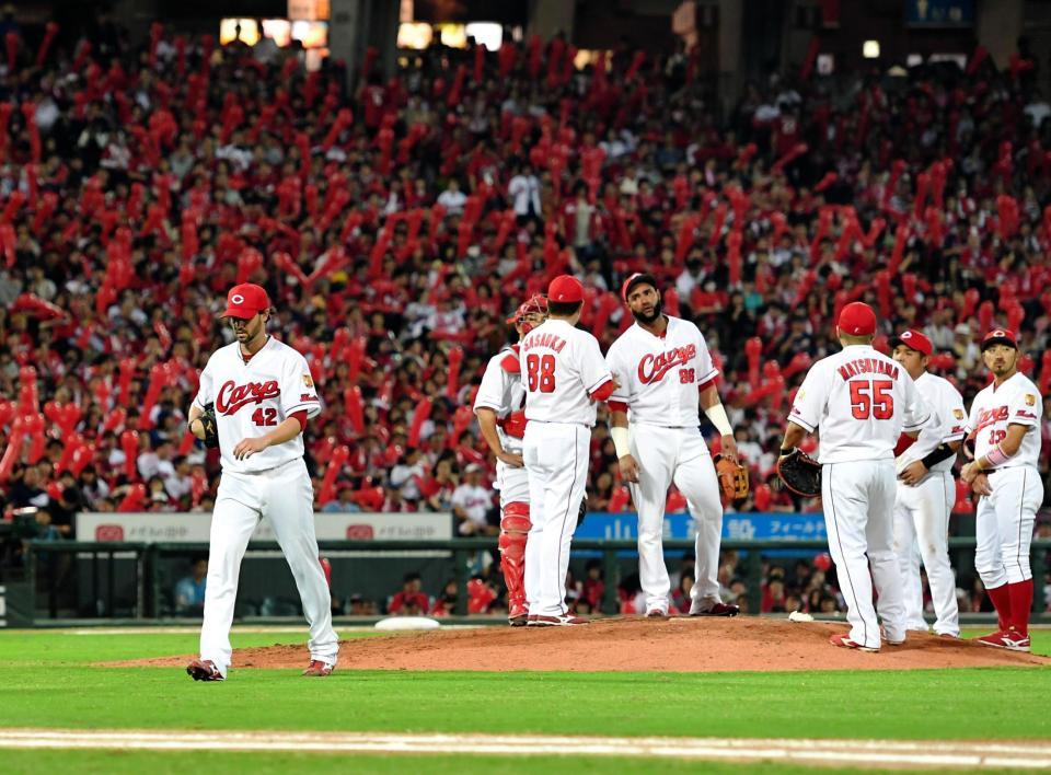 　７回途中で降板するジョンソン（左）＝撮影・飯室逸平