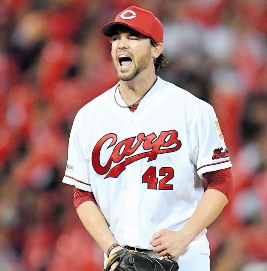 　７回、木下拓に勝ち越し二塁打を打たれ、声を荒げ悔しがるジョンソン（撮影・飯室逸平）