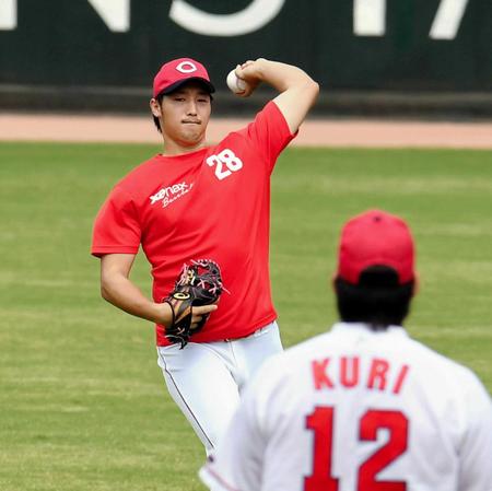 　キャッチボールする床田（撮影・飯室逸平）