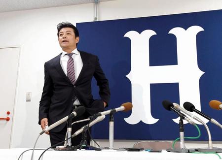 　退任会見を終え席を立つ緒方監督（撮影・飯室逸平）