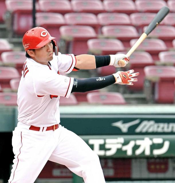 広島カープ☆ 鈴木誠也100本塁打記念☆ O（XL) 広島・鈴木誠也 本拠マツダで100号メモリアル弾 江藤の球団記録