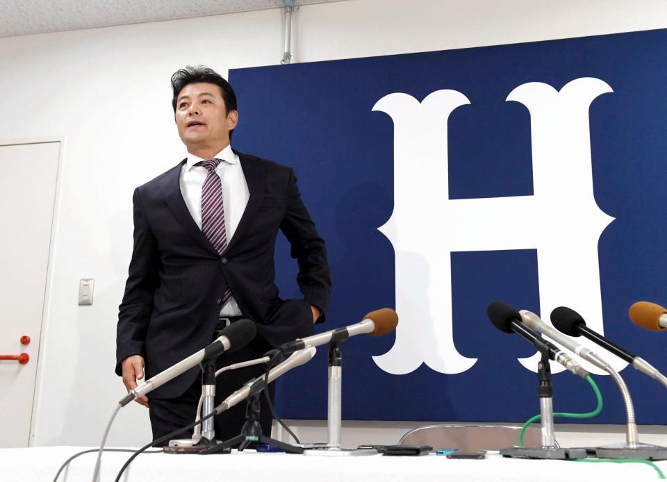 　退任会見を終え席を立つ緒方監督（撮影・飯室逸平）