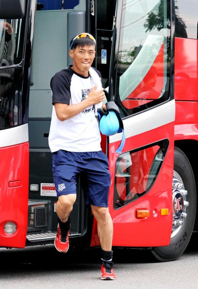 由宇球場での練習を終え、大野練習場に到着した中村奨