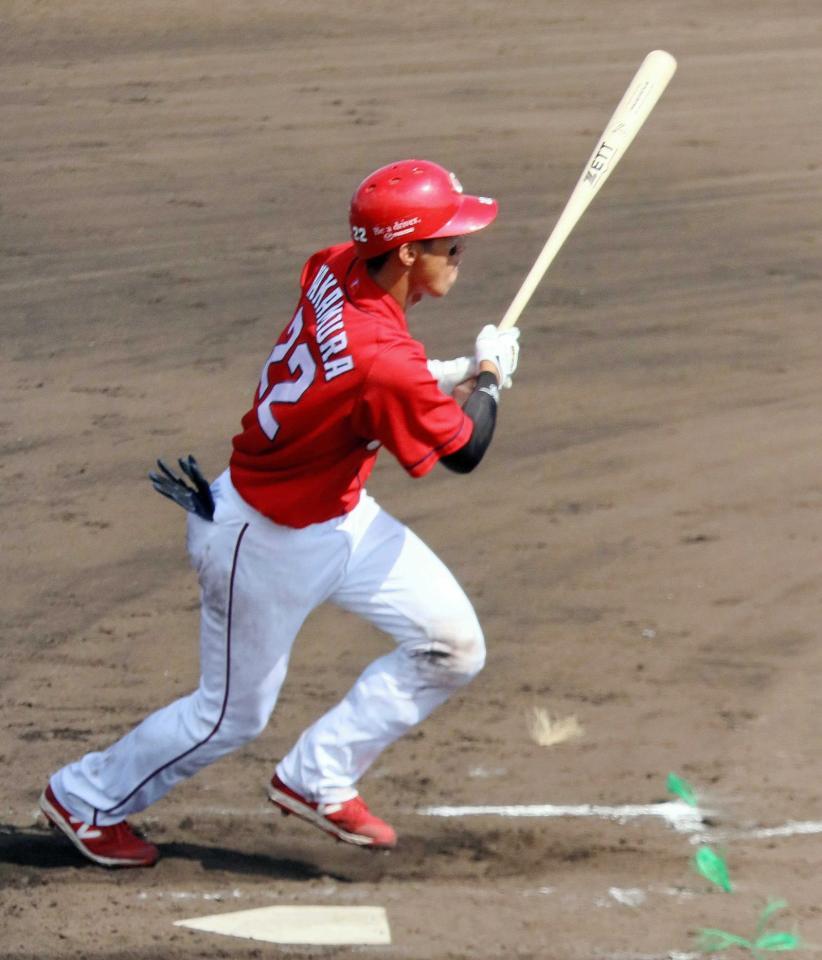 　捕手で先発出場し、複数安打を記録した中村奨