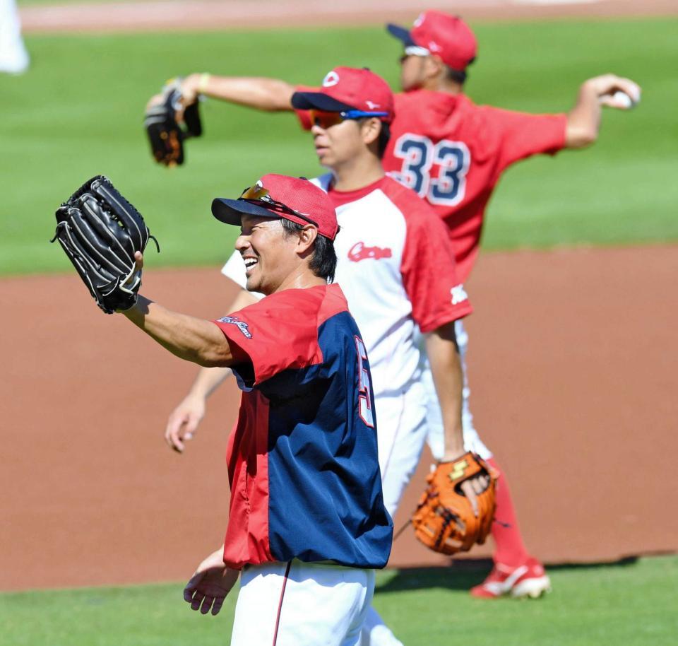 　菊池涼（３３）らナインと共に笑顔でキャッチボールする長野（撮影・飯室逸平）