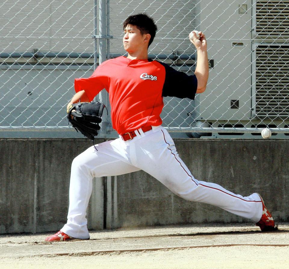 　普段のマウンドより傾斜が半分になったハーフマウンドで投げる高橋昂