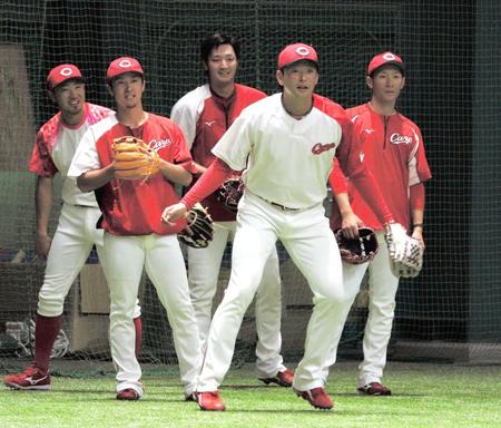 　（左から）菊池涼、上本、床田、西川（右）と練習する大瀬良