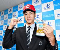 佐々岡監督の直筆サインが入ったドラフト会場のパスをプレゼントされた霞ケ浦・鈴木（撮影・出月俊成）