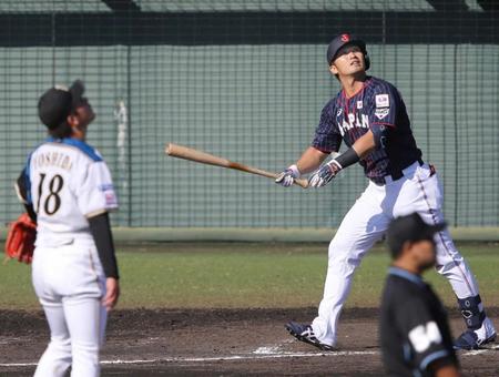 　７回、吉田輝（１８）から２ランを放つ鈴木