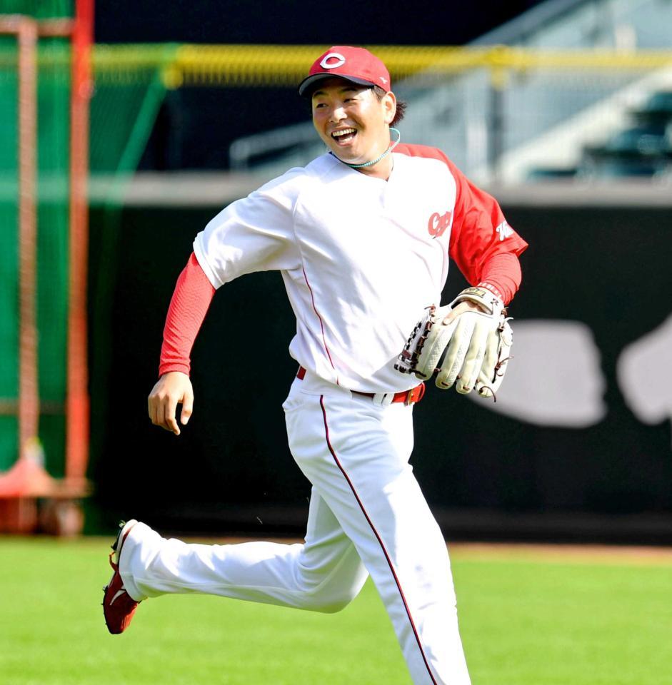 　明るい表情を見せ、白球を追う大瀬良（撮影・飯室逸平）