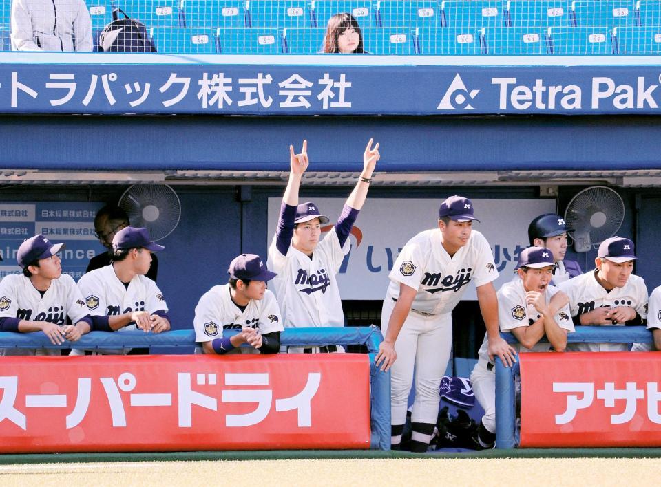 　ベンチから声援を送る明大・森下（中央）