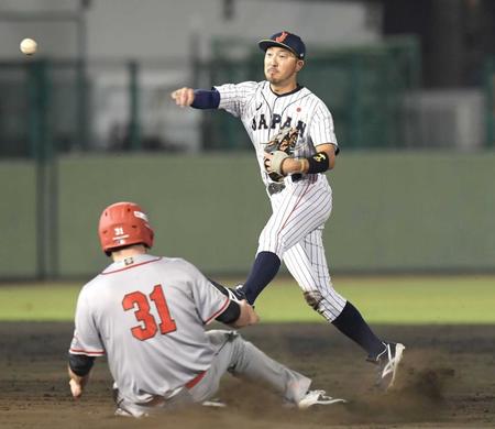 　カナダ戦の９回、遊ゴロで併殺を完成させる菊池涼（撮影・金田祐二）