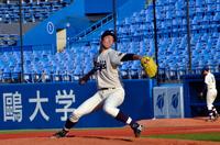 　９回に登板し１回無失点に抑えた明大・森下