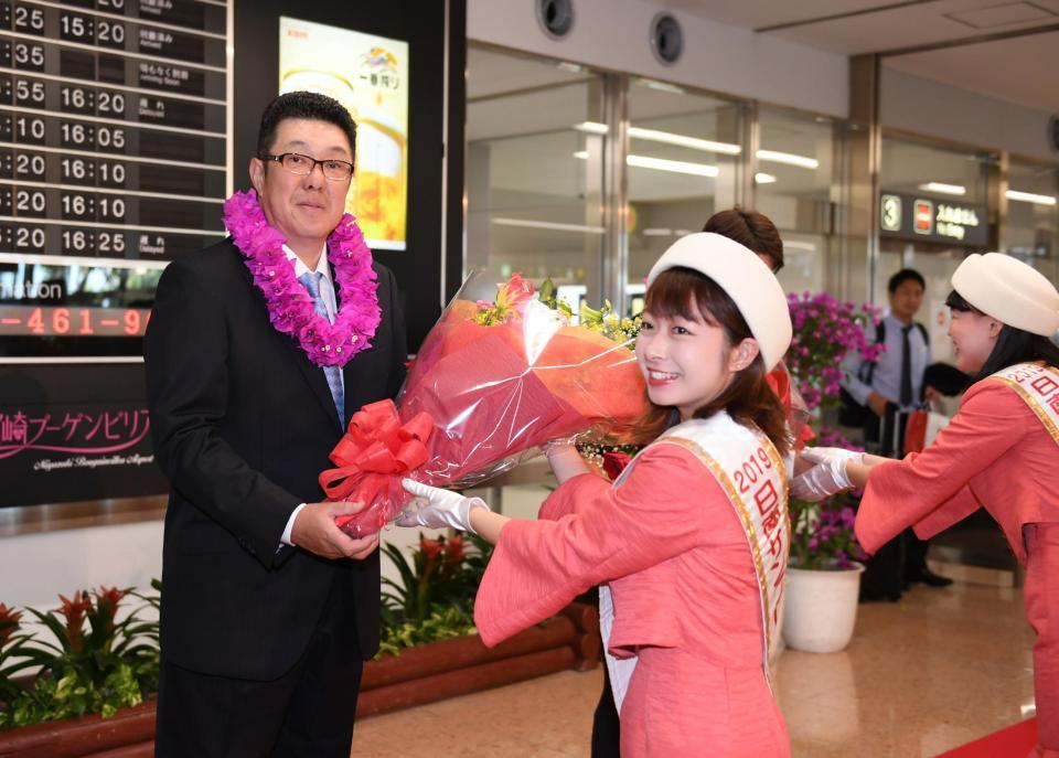 　宮崎空港に到着し花束を贈られる広島・佐々岡真司監督（左）＝宮崎空港