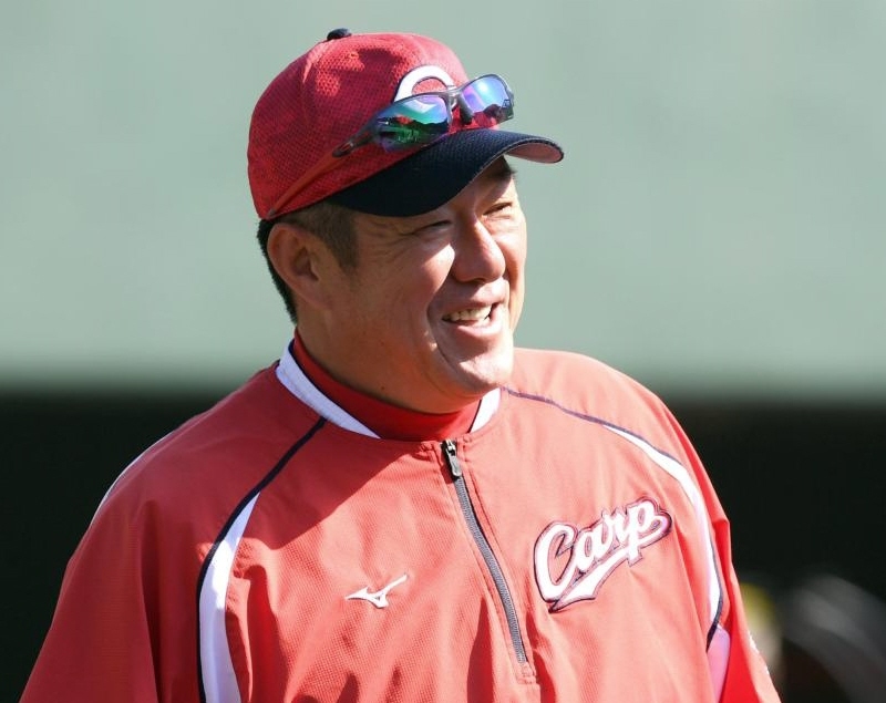 　練習を見守る佐々岡監督（撮影・山口登）