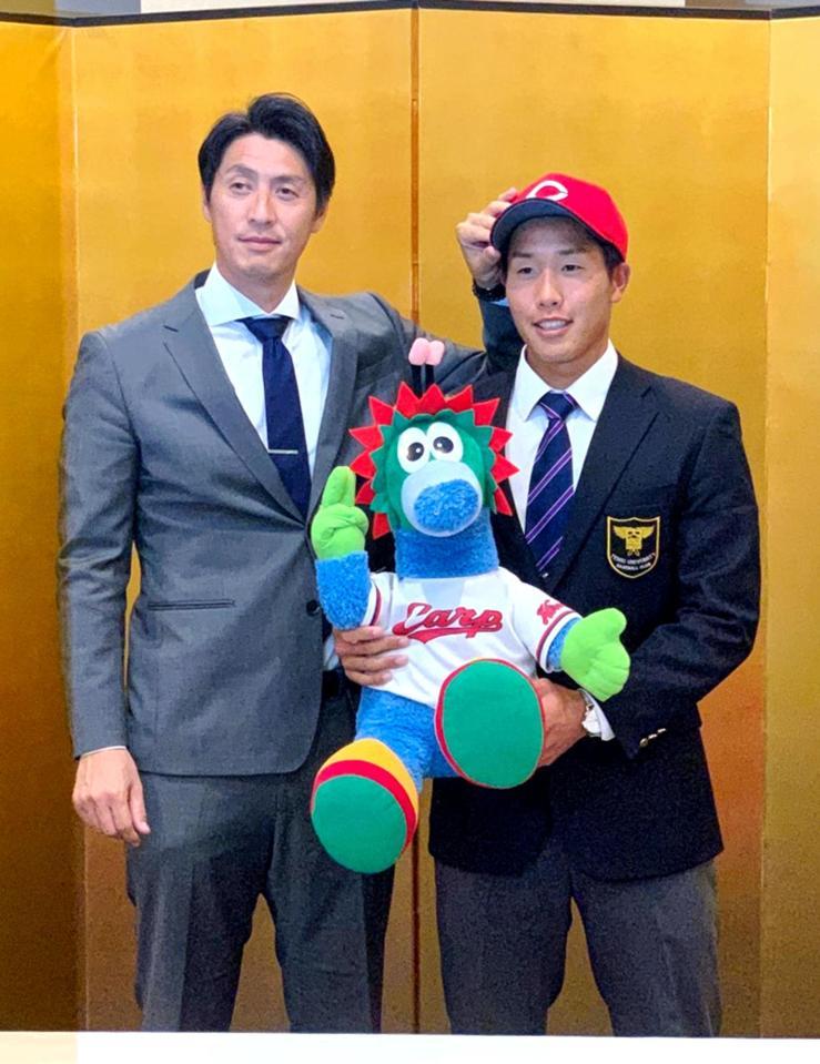 鞘師スカウト（左）から帽子をかぶせてもらう石原貴