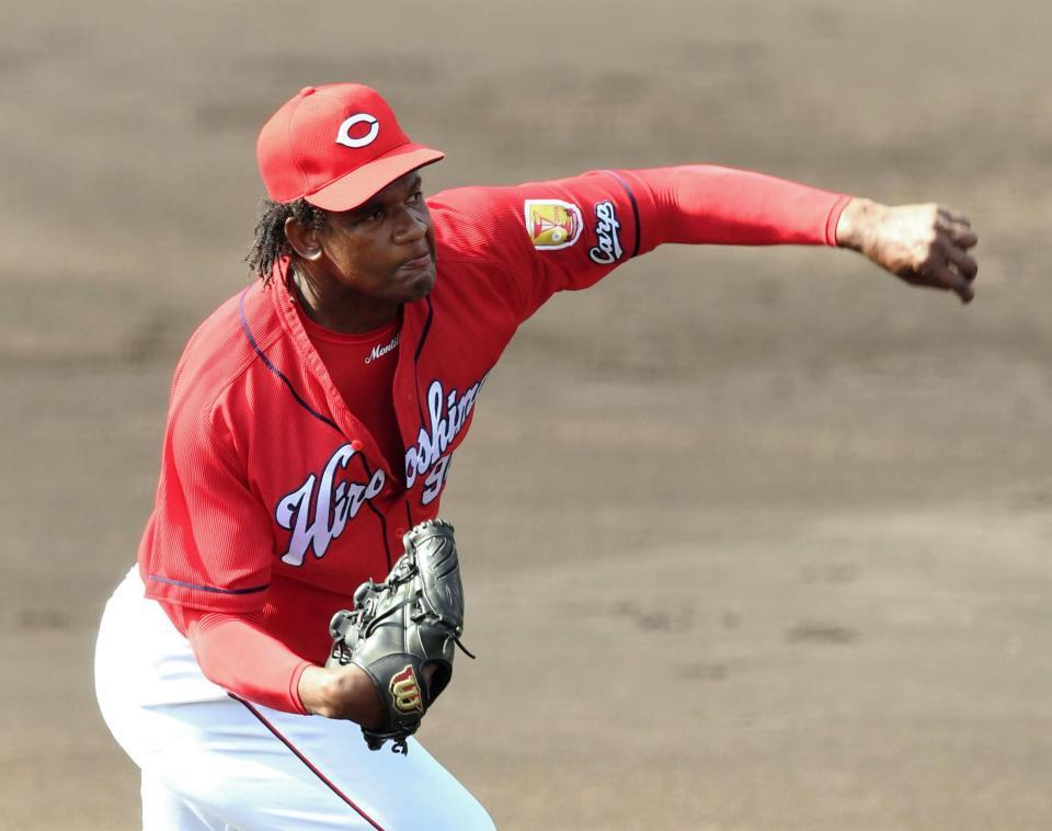 紅白戦で２回無失点の力投を見せた広島・モンティージャ＝日南（撮影・飯室逸平）